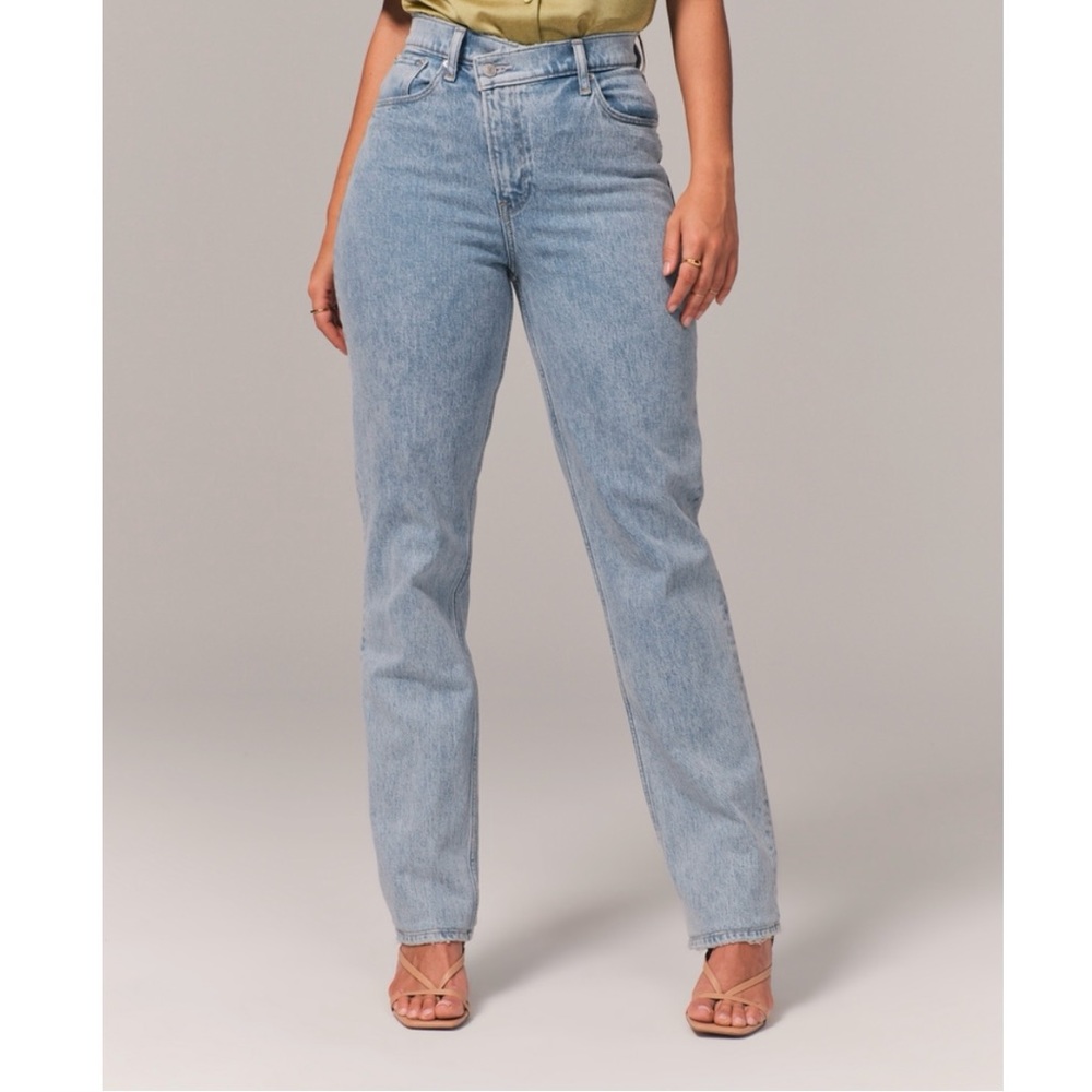 Abercrombie & Fitch Curve Love Ultra High Rise 90s Straight Jean